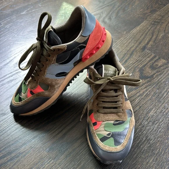 EUC Valentino suede sneakers - beautiful and comfortable - from TRR - with box - Picture 3 of 12